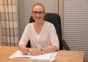 Dr. Ulrike Rühle am Schreibtisch
